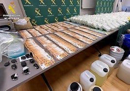 Material y billetes incautados por la Guardia Civil.