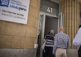 Varios ciudadanos acceden a la oficina de Udalinfo en la calle Easo.