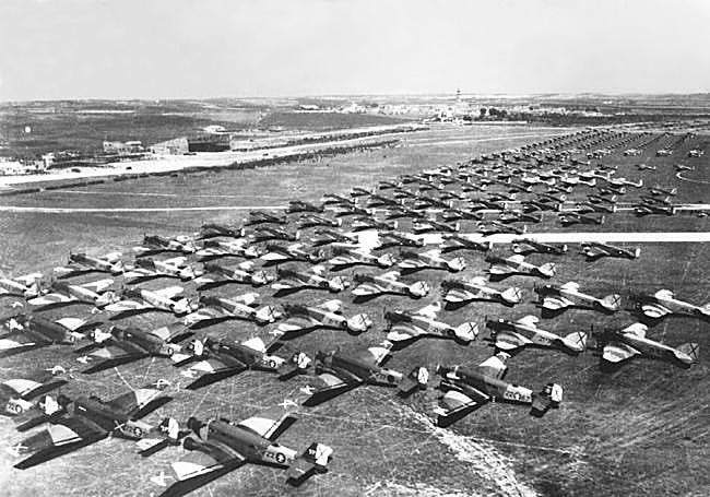 Concentración de aviones en el aeropuerto de Barajas en Madrid para participar en el Desfile de la Victoria (mayo de 1939).