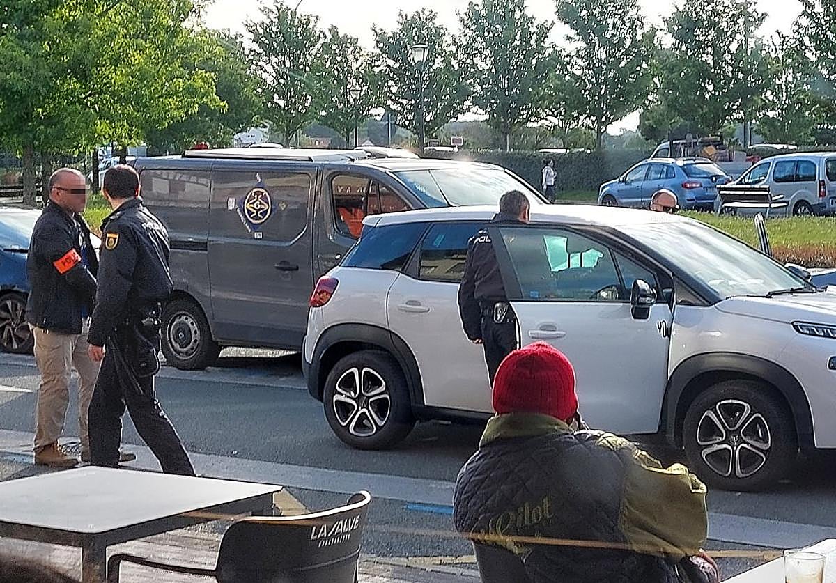 Agentes de la Policía Nacional registran en plena carretera el vehículo alquilado de uno de los tres detenidos ayer en Irun.
