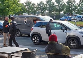 Agentes de la Policía Nacional registran en plena carretera el vehículo alquilado de uno de los tres detenidos ayer en Irun.