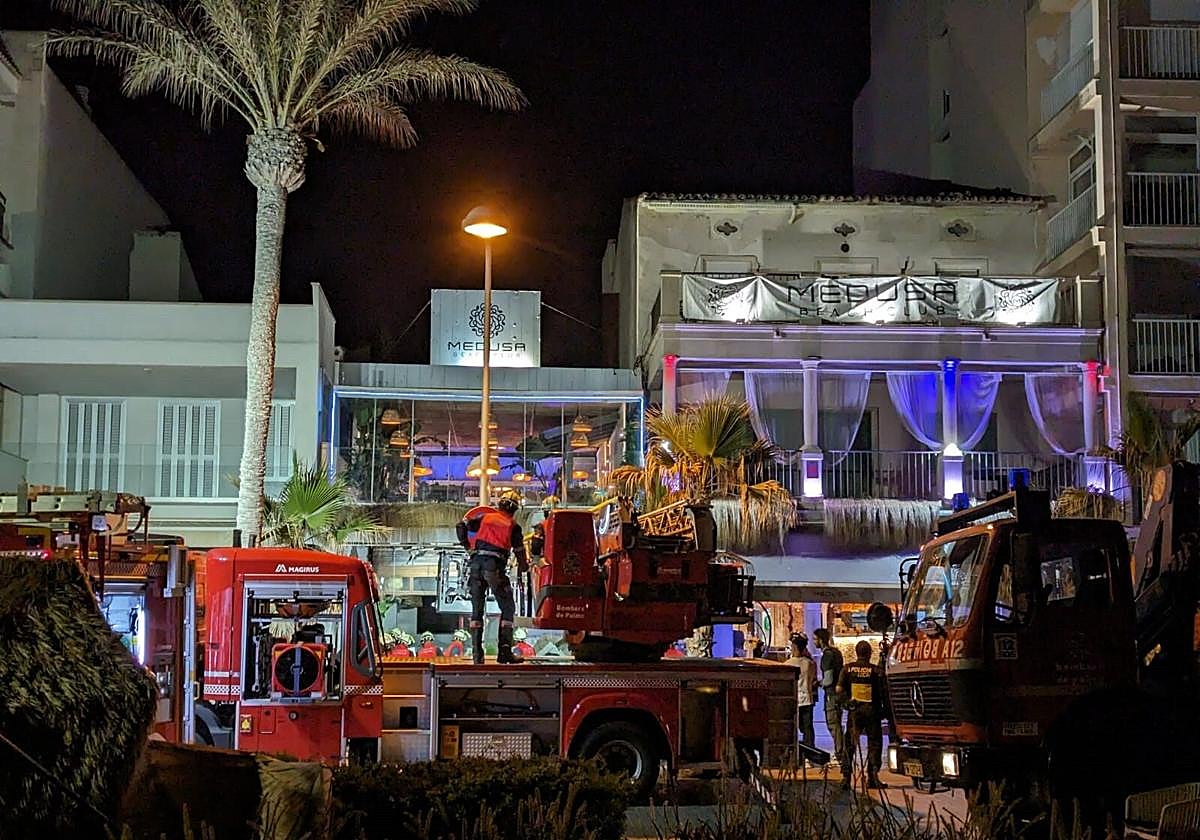 Los servicios de seguridad trabajan en la zona del edificio derrumbado.