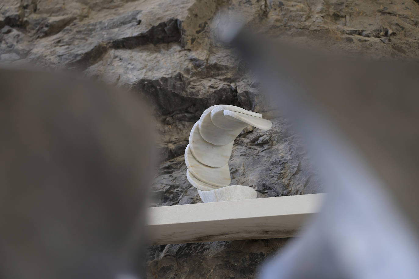 Joseba Lekuona busca lograr en sus piezas formas plásticas o sinuosas que «no se suelen atribuir tanto a la piedra».