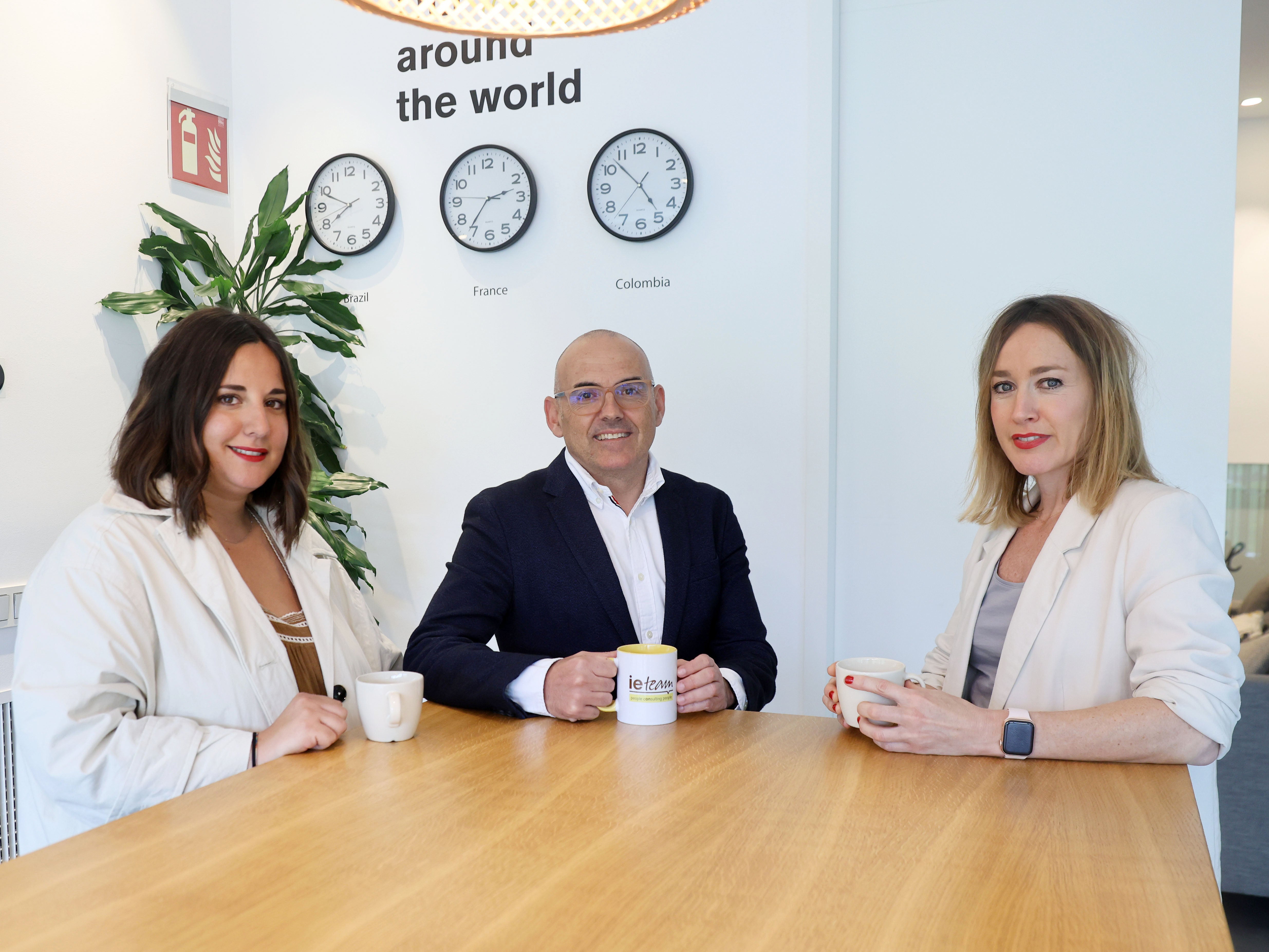 María García, Iñigo Ugarte y Ana Pagés, en la sede de IeTeam de Donostia, con los husos horarios