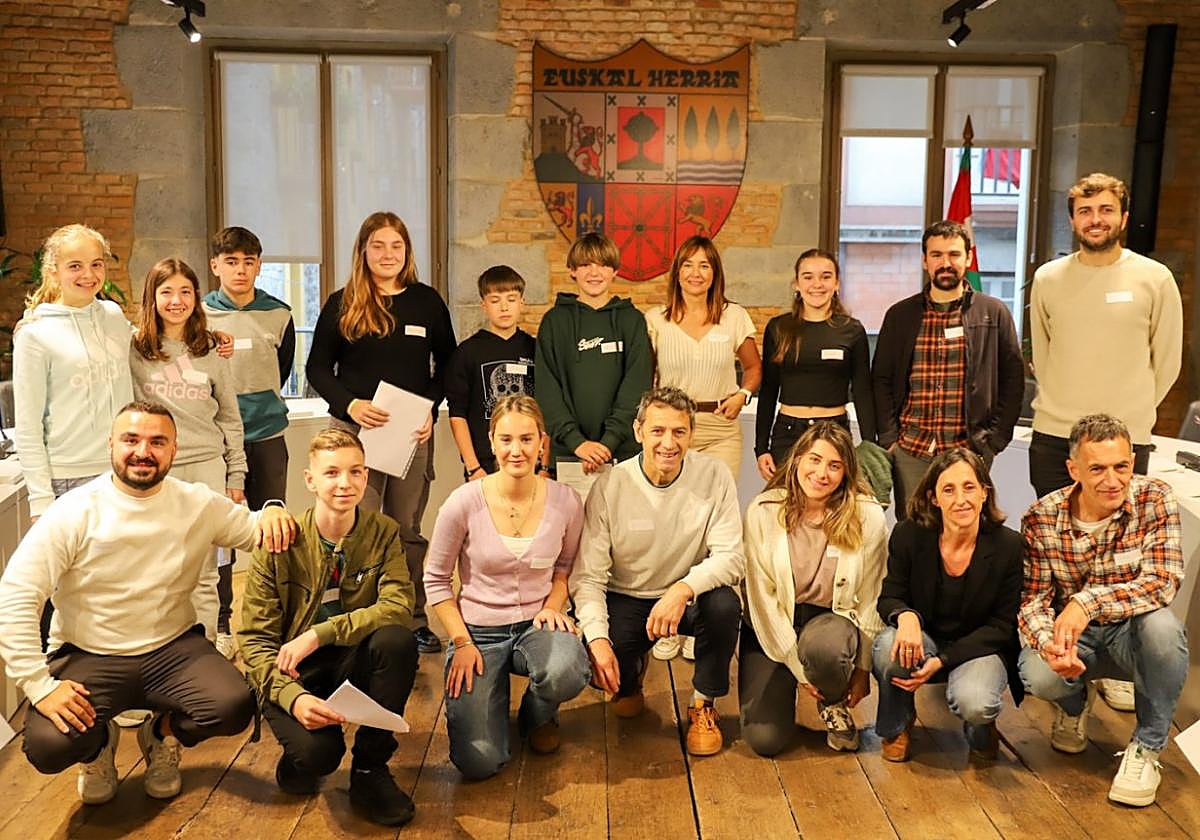 El grupo de los jóvenes tolosarras que ha presentado sus propuestas ante el alcalde, los concejales y los técnicos.