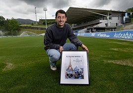Mikel Oyarzabal posa en las instalaciones de Zubieta horas antes del partido de esta tarde.