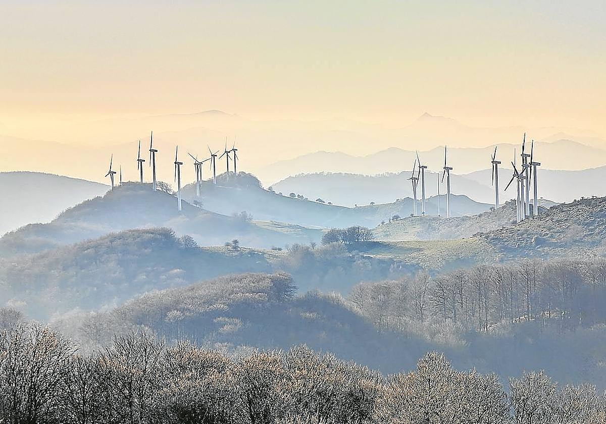 Los molinos de viento se stiúan a lo largo de las líneas de monte de Kornieta.