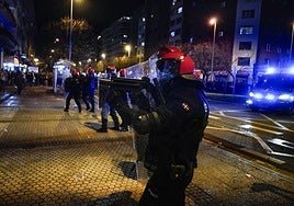 Un ertzaina apunta con su arma en la previa del Real Sociedad-PSG