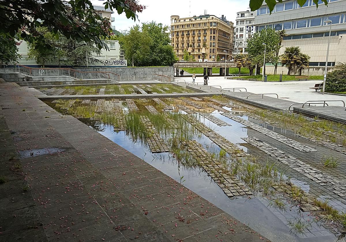 El vecino Pablo Nicolás Barrena no le encuentra la gracia a esta plaza de Egia: «Este es el lamentable estado que presenta desde hace mucho tiempo la fuente, o como quieran llamarlo, de la plaza Teresa de Calcuta, frente al palacio de los Juzgados, en pleno centro de la ciudad», denuncia.