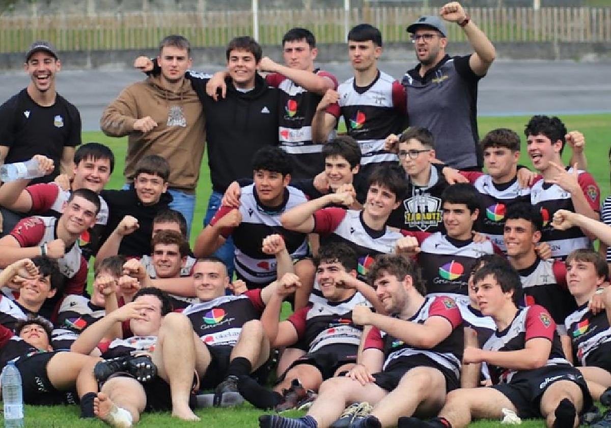 Zarauztarrak argazkia ateratzen, Getxori irabazi eta finalerako txartela lortu zutenean Fadurako errugbi zelaian.