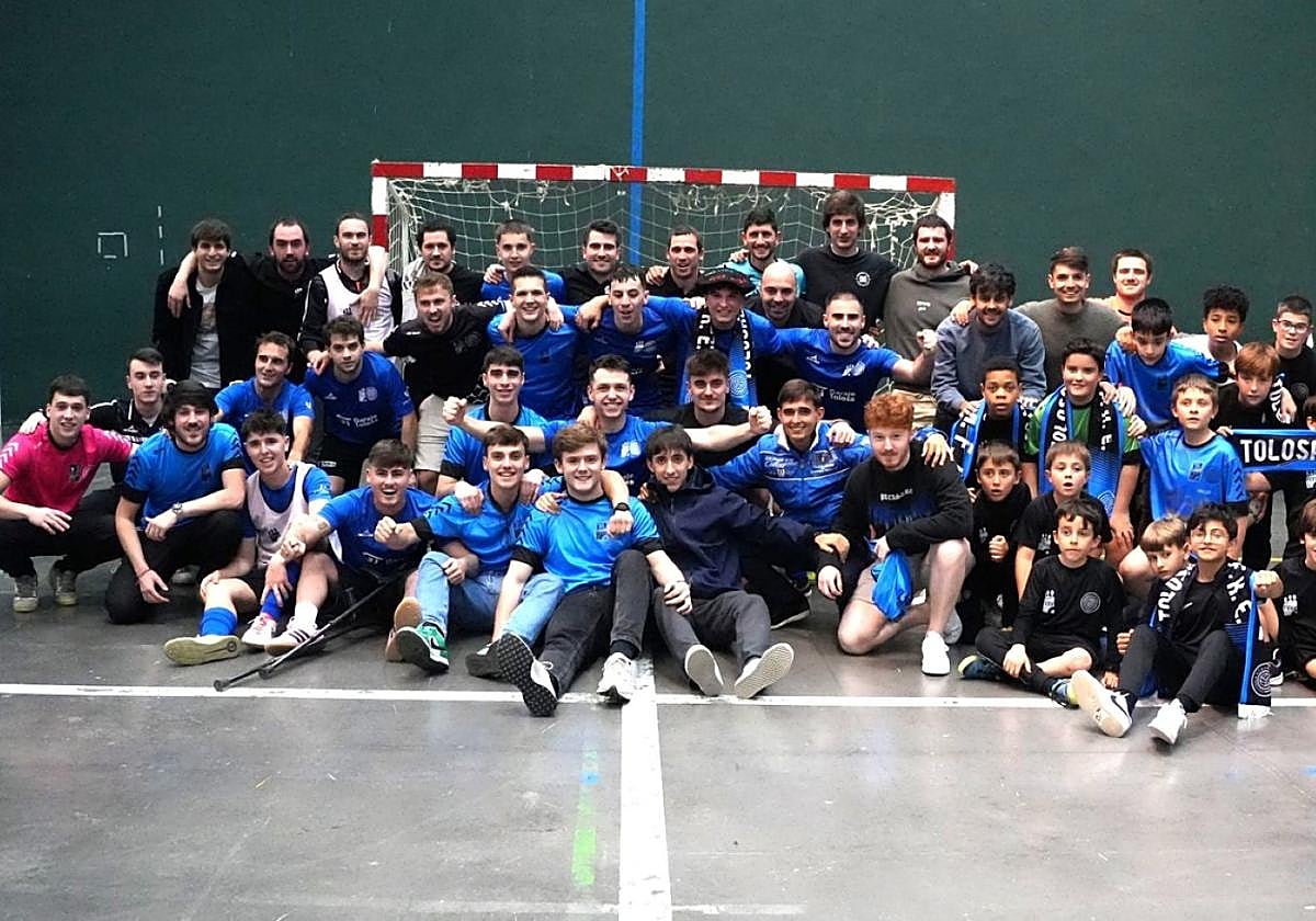 Euforia entre los jugadores y cuerpo técnico del Tolosala tras certificar la clasificación para el playoff.