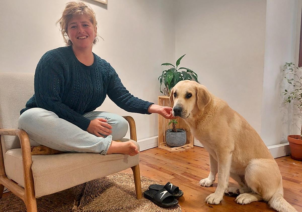 Maddi Gutierrez en su espacio de trabajo junto con 'Nur', su perra y aliada a la hora de hacer terapia.