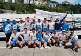 Los integrantes de Donostiarra, con la bandera ayer en Mutriku.