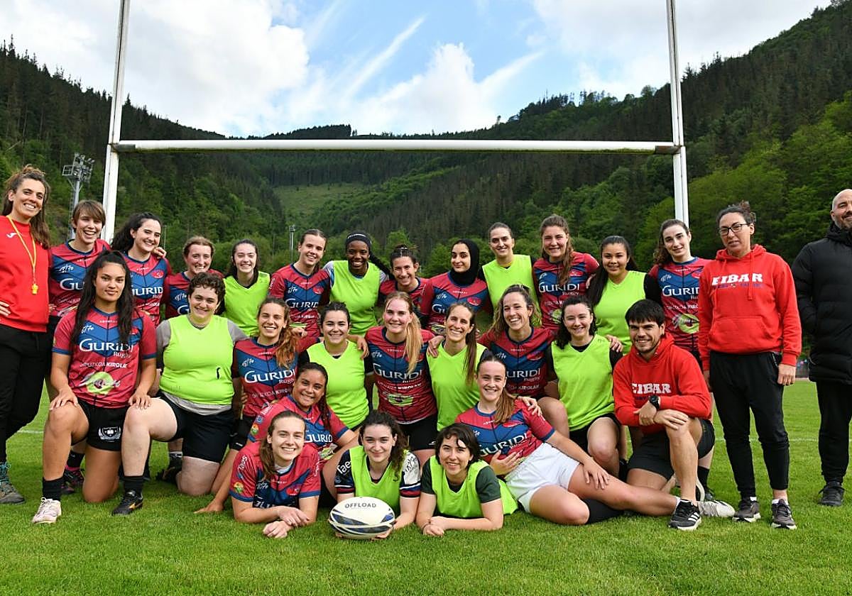 Jugadoras y staff técnico del Eibar Rugby Taldea posan durante el entrenamiento previo al repechaje de hoy contra la Complutense Cisneros.