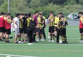 Los jugadores del Amaikak Bat, abatidos tras la derrota que confirmaba su descenso a la categoría de Preferente.