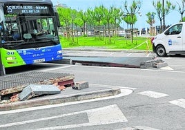 Iñaki Manterola señala: «Creo que esta fotografía no necesita comentario. Estos elementos deberían estar a ras del suelo, además de ofrecer más anchura para la circulación. No vale decir o calcular que un vehículo mide tanto... hay bolardos y elementos elevadas que desde el interior del vehículo no se ven. Ténganlo en cuenta».