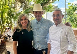 Pharrel Williams posa junto a Lourdes Rekondo y el chef Iñaki Arrieta en la terraza del restaurante Rekondo de San Sebastián.