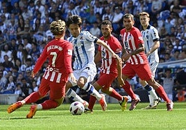 Kubo y Griezmann pugnan por un balón en el Real Sociedad - Atlético.
