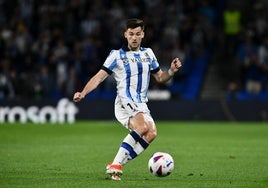 Kieran Tierney con el balón.