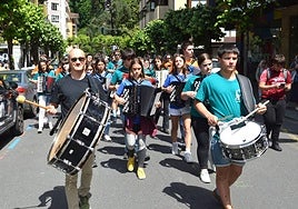 Uno de los grupos musicales en las calles de Tolosa e Ibarra