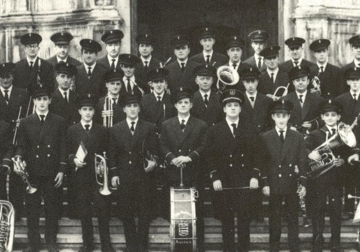 Antigua fotografía, del año 1964, de la Banda de Música de Andoain, con Luis Fraca como director de la misma.