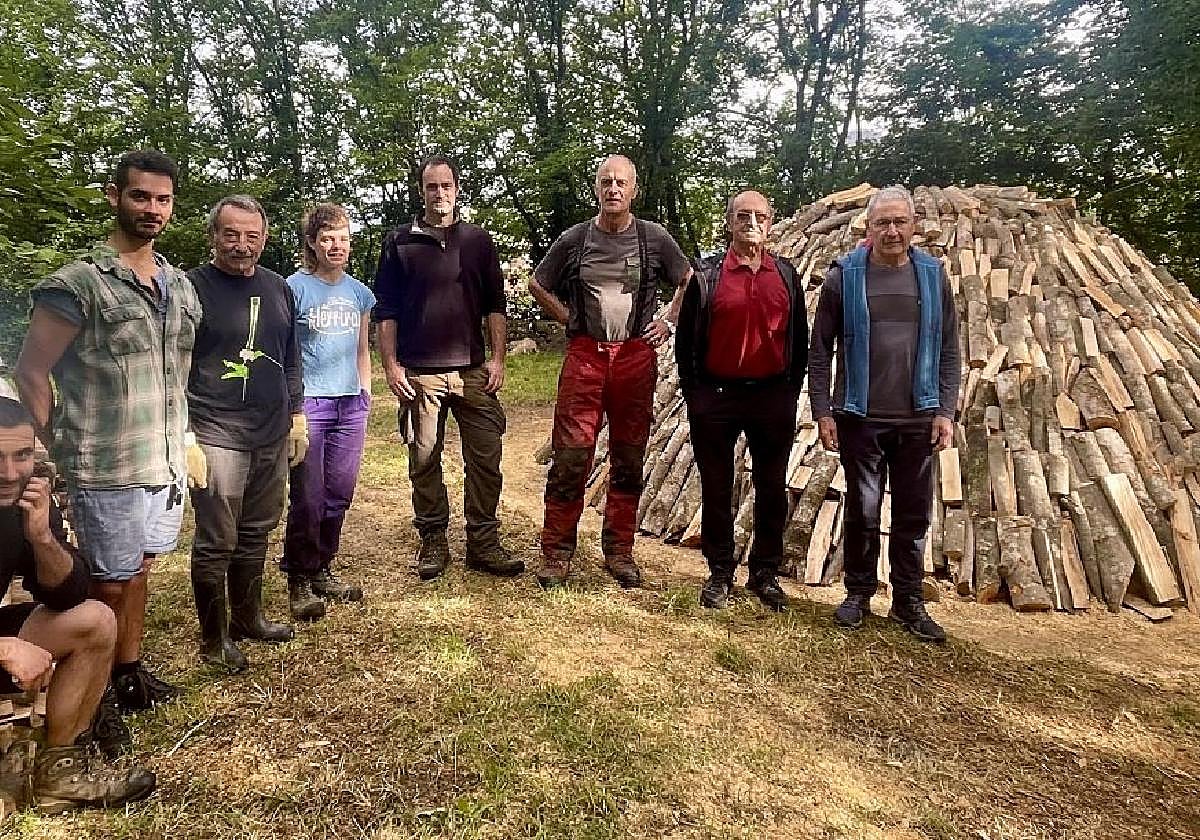 Últimos preparativos. Algunos promotores y voluntarios habituales, ayer por la mañana junto a la txondorra de 2,10 metros de altura.