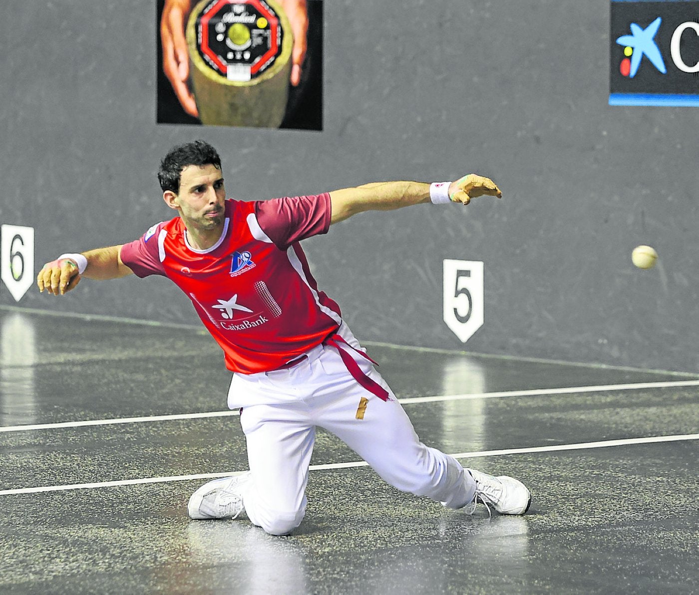 Altuna III se dispone a pegar una botivolea durante la semifinal ante Artola.