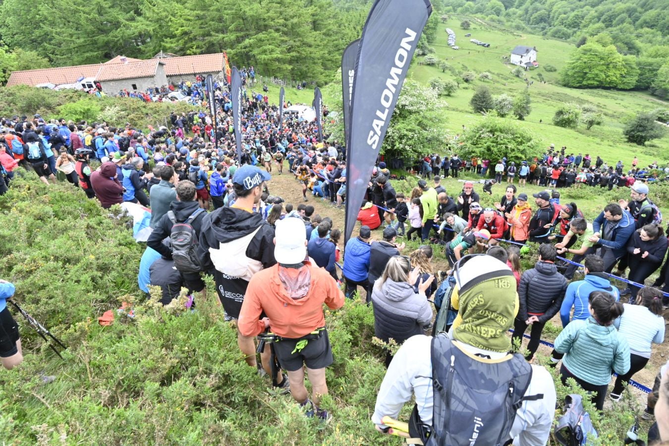 La afición de la Zegama - Aizkorri, volcada con los corredores en Sancti Spiritu