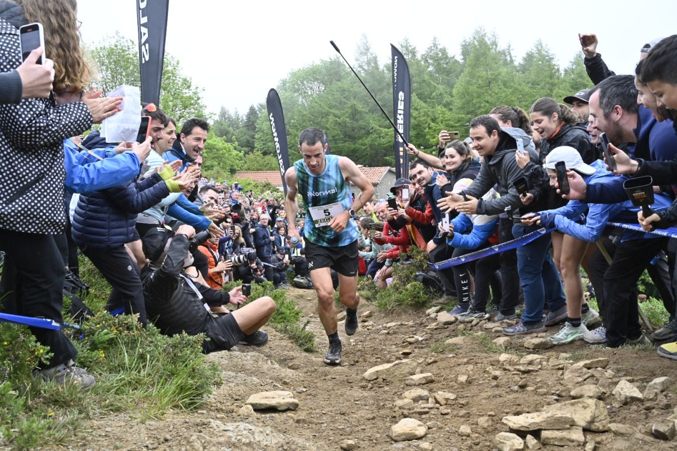 La afición de la Zegama - Aizkorri, volcada con los corredores en Sancti Spiritu