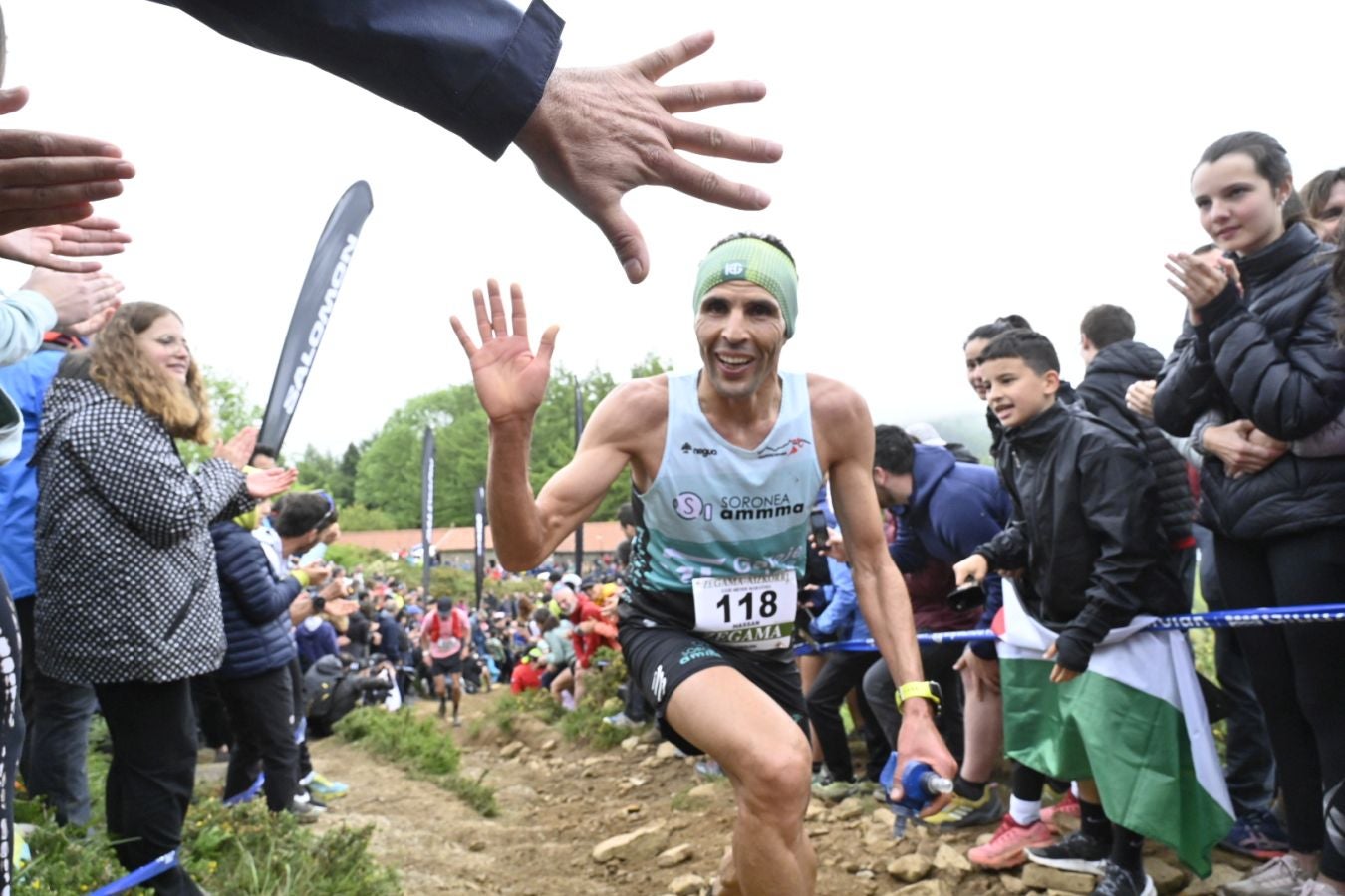 La afición de la Zegama - Aizkorri, volcada con los corredores en Sancti Spiritu