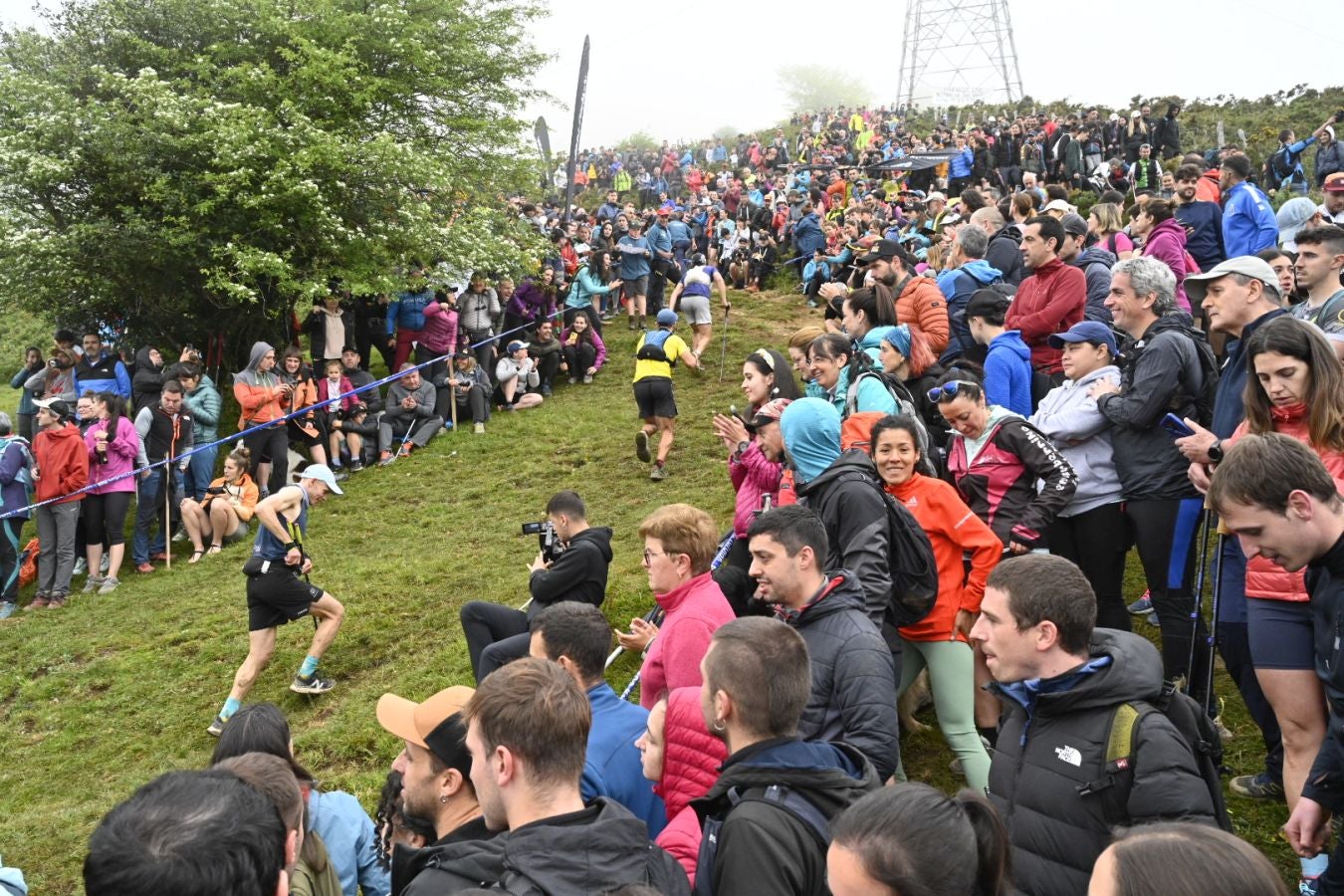 La afición de la Zegama - Aizkorri, volcada con los corredores en Sancti Spiritu