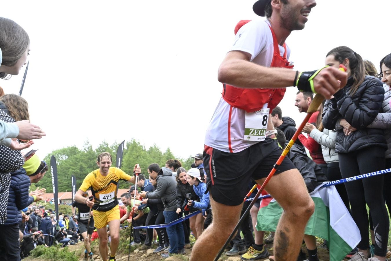 La afición de la Zegama - Aizkorri, volcada con los corredores en Sancti Spiritu