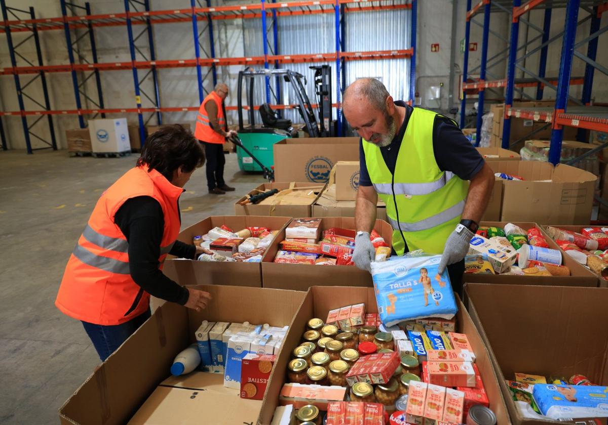 Voluntarios reciben estos días los productos en el almacén.