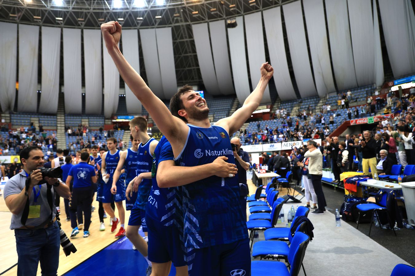 La celebración del triple sobre la bocina de Oroz, en imágenes