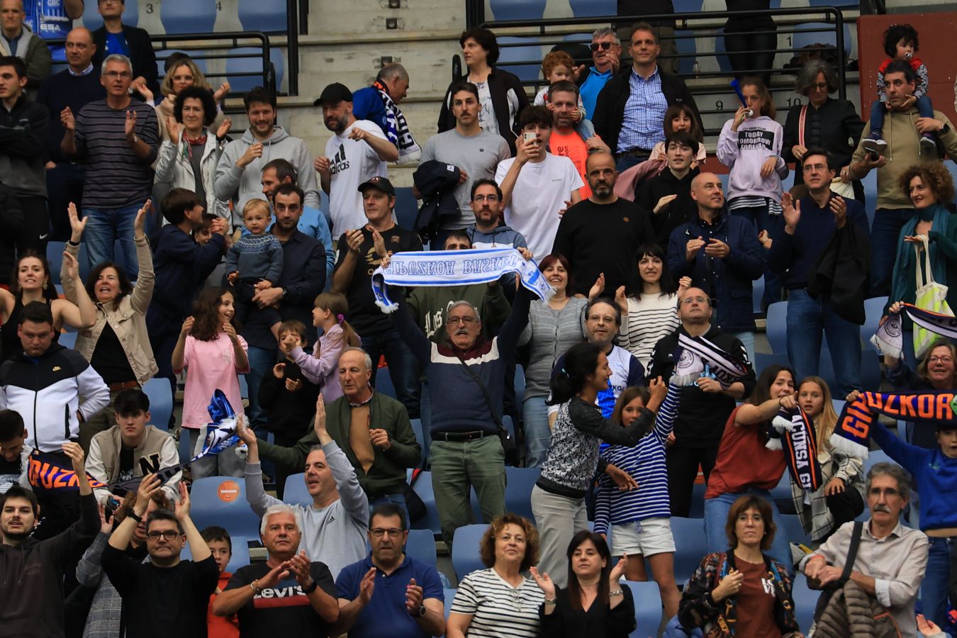 La celebración del triple sobre la bocina de Oroz, en imágenes