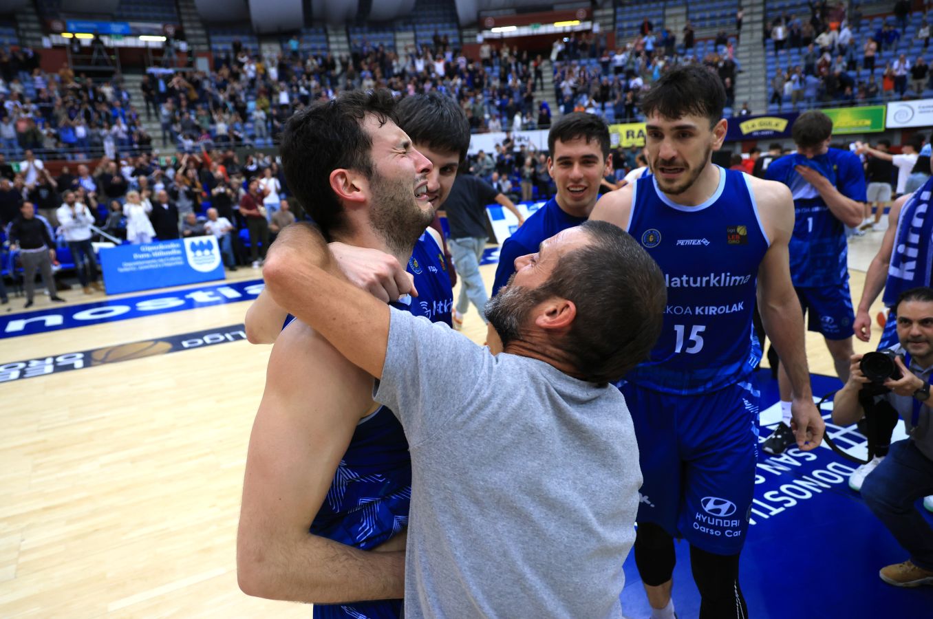 La celebración del triple sobre la bocina de Oroz, en imágenes