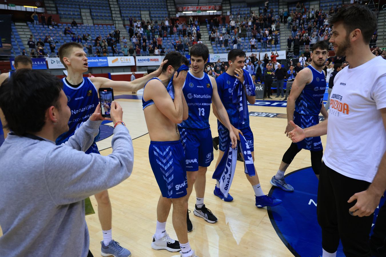 La celebración del triple sobre la bocina de Oroz, en imágenes