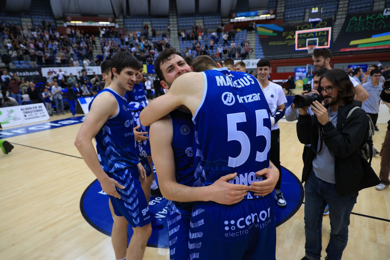 La celebración del triple sobre la bocina de Oroz, en imágenes