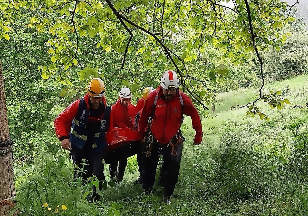 Imagen principal - Hospitalizada una mujer desaparecida el domingo por la tarde en Azpeitia