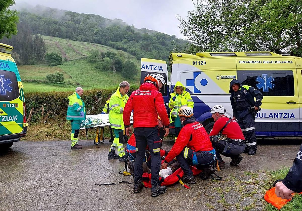 Los servicios de emergencias atienden a la mujer tras ser localizada.