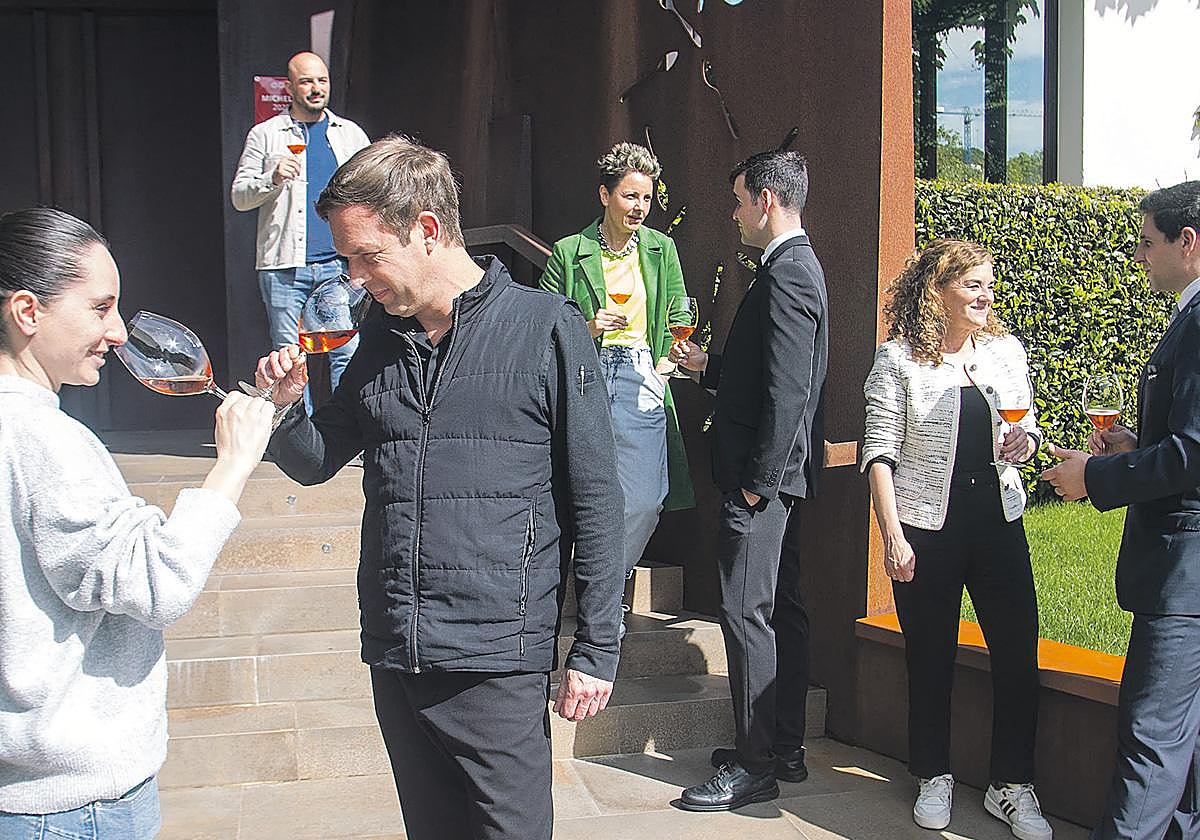 Un brindis en las puertas de Martín Berasategui. Estuvieron presentes en la cata, de izquierda a derecha: Lucía Marcilla (Arzak), Iker Moro (Kukuarri), Tiago Amores (Asador Olivi), Maider Larrañaga (Arteaga Landetxea), Roberto Ruiz de la Cuesta (Martín Berasategui), Ainhoa Velasco (El Diario Vasco) y José Manuel Borrella (Martín Berasategui).