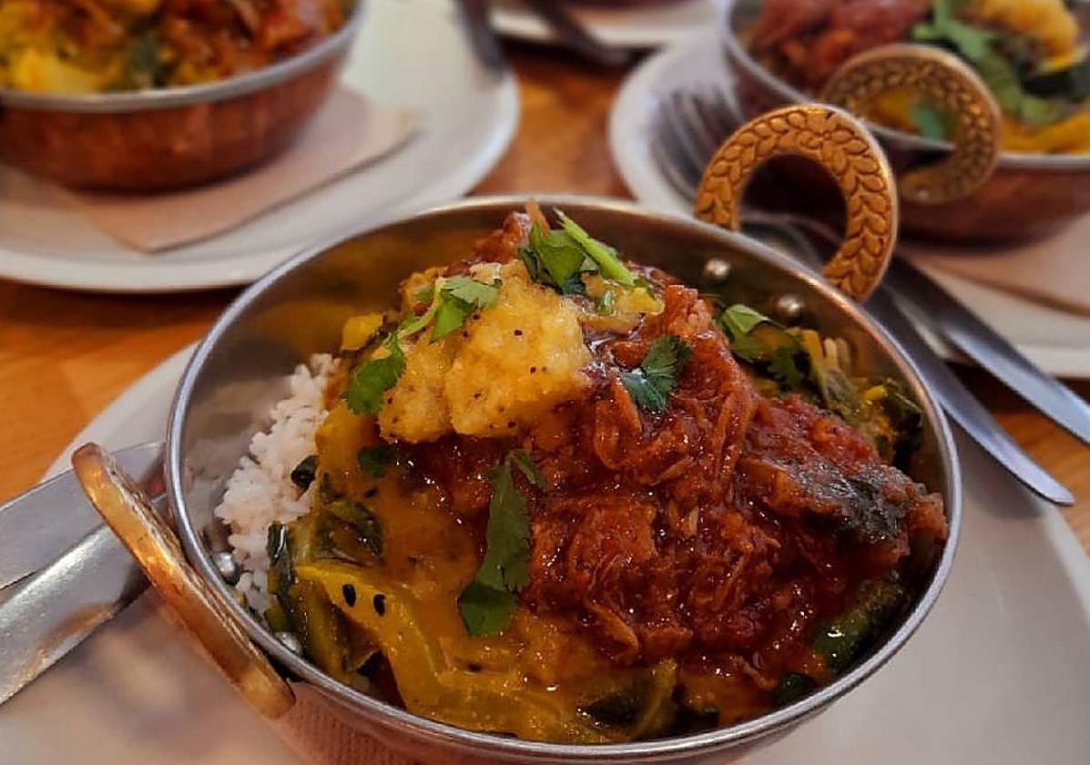 Carne de cordero desmenuzada con yellow madras de pimientos amarillos y zanahorias... servido con calabacines, acelgas y chutney de coco, piña y amapola.