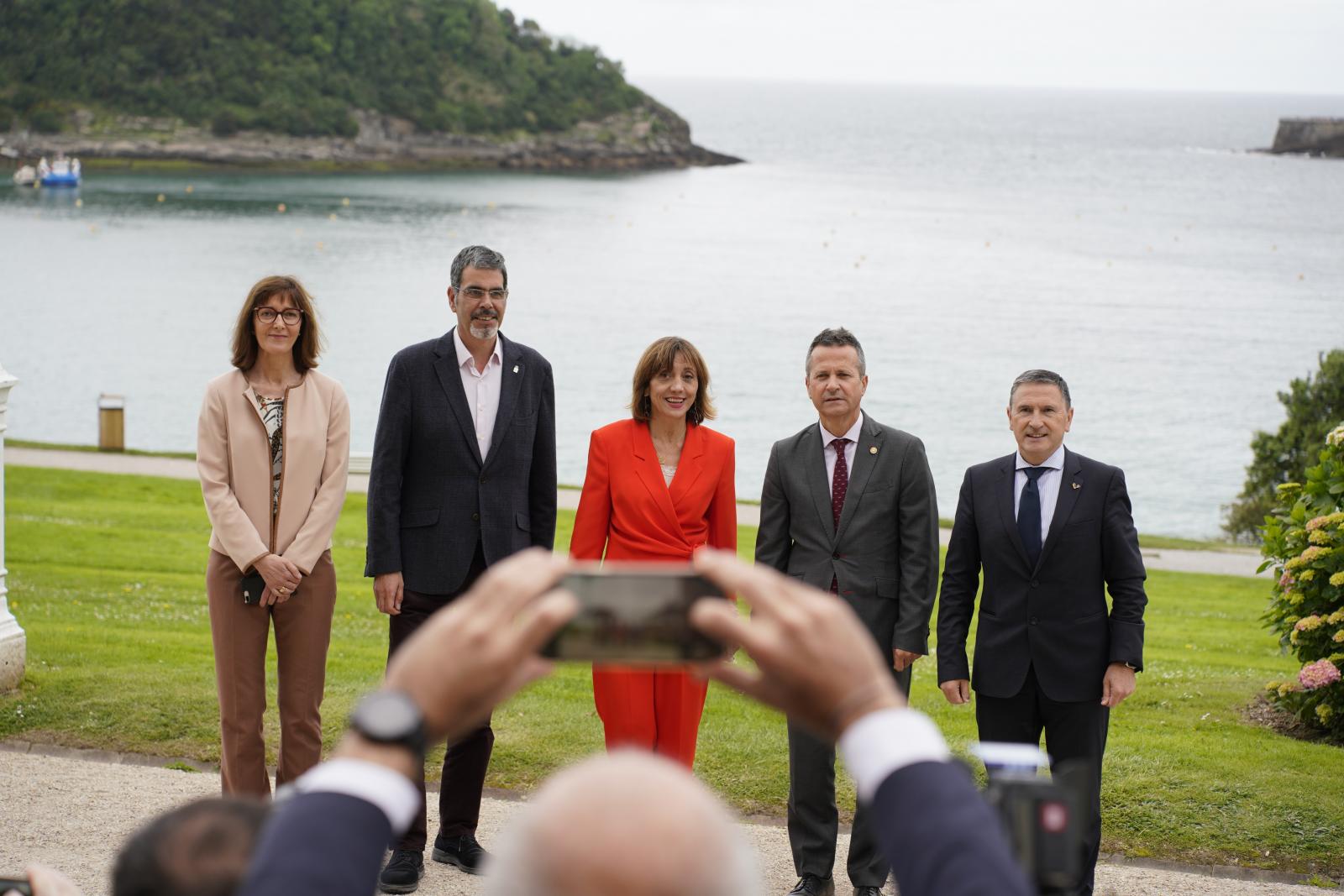 De izquiera a derecha, Itziar Alkorta, Eneko Goia, Eva Ferreira, Jokin Bildarratz y Agustín Erkizia.