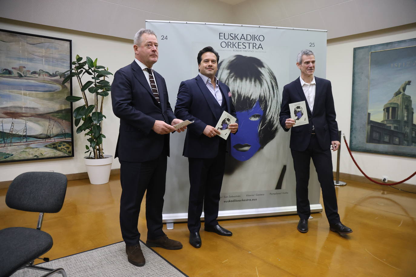 El consejero de Cultura y Política Lingüística, Bingen Zupiria; el director titular de Euskadiko Orkestra, Robert Treviño y el director general , Oriol Roch.