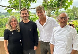 Griezmann y Llorente, junto a Lourdes Rekondo e Iñaki Arrieta en el restaurante Rekondo.