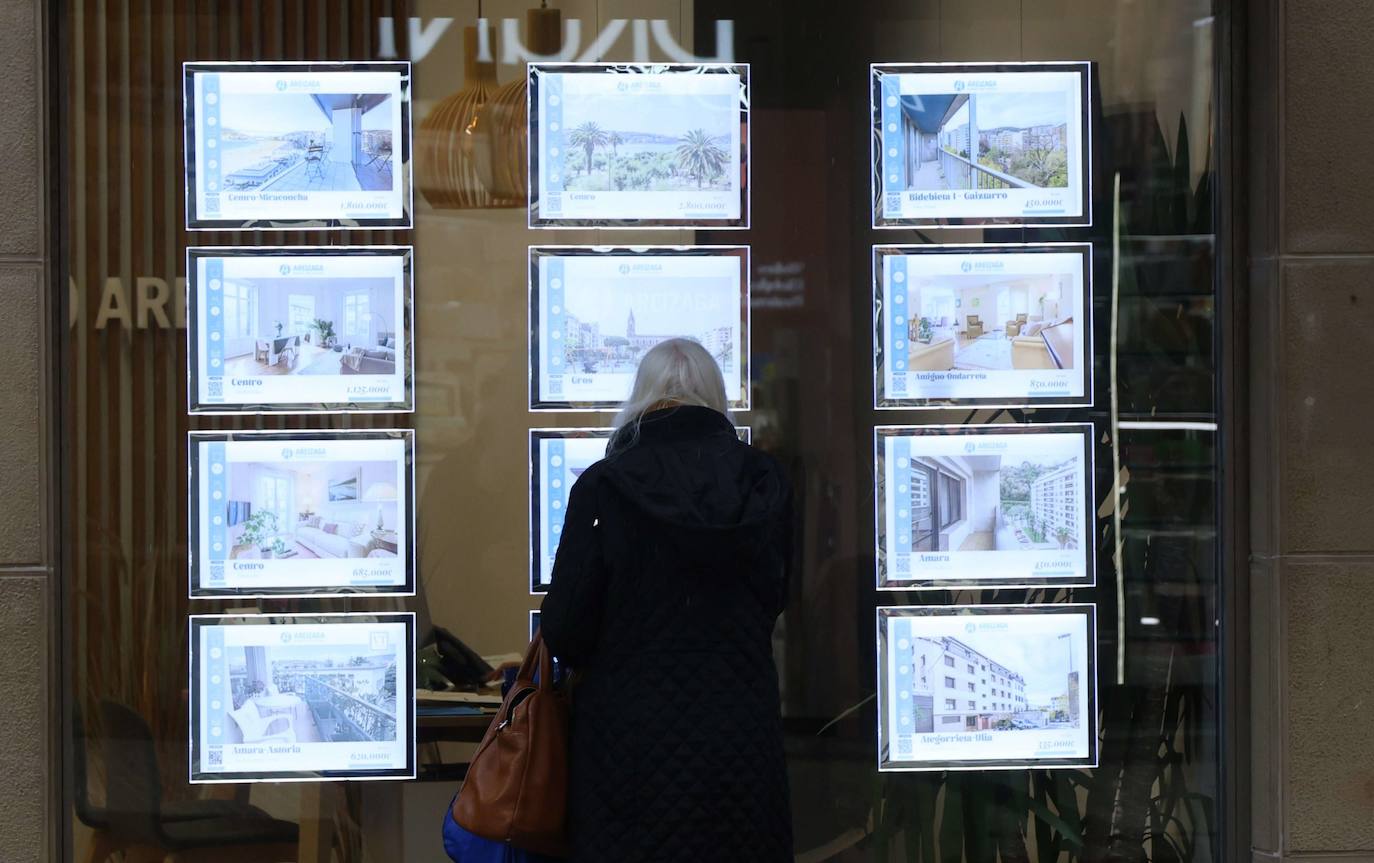 na mujer observa los anuncios de una inmobiliaria