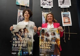 La directora de Salud Pública y Adicciones, Itziar Larizgoitia, junto a la consejera de Salud, Gotzone Sagardui, en la presentación de la campaña por el día contra el tabaco.