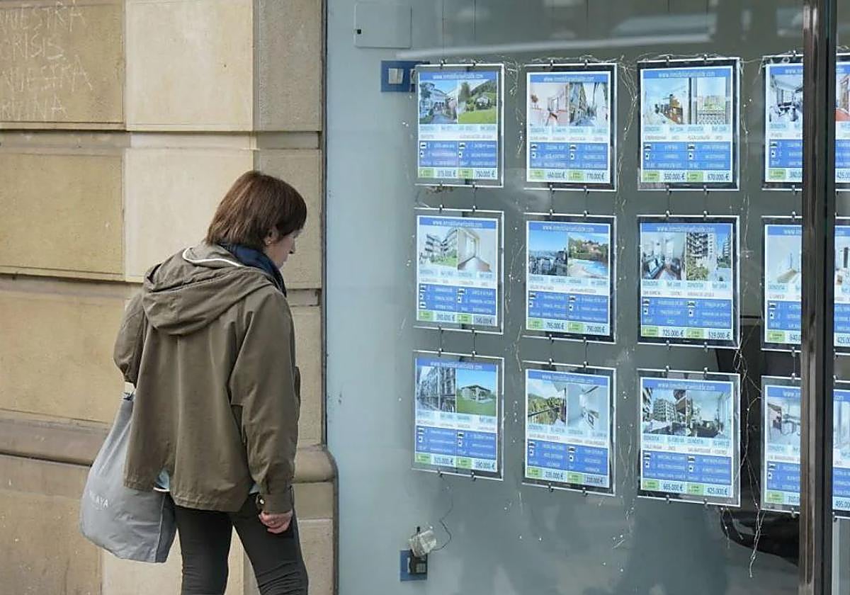 Luis Fabra, director Catedra Mercados Inmobiliario; José Luis Polo, presidente del Colegio de APIS de Gipuzkoa; y Mikel Urkola, director general de Gipuzkoa del Banco Sabadell, en la presentación del informe de esta mañana.