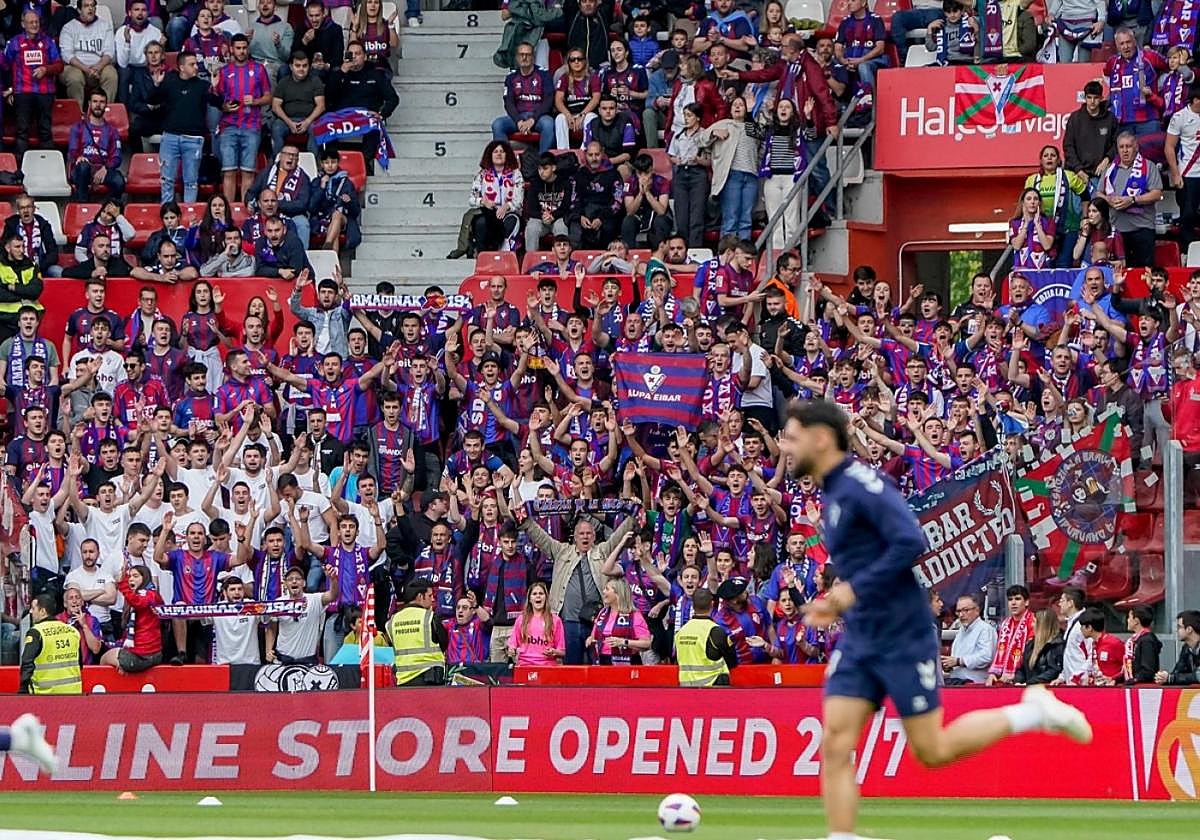 Aficionados armeros, en los prolegómenos del partido en El Molinón.