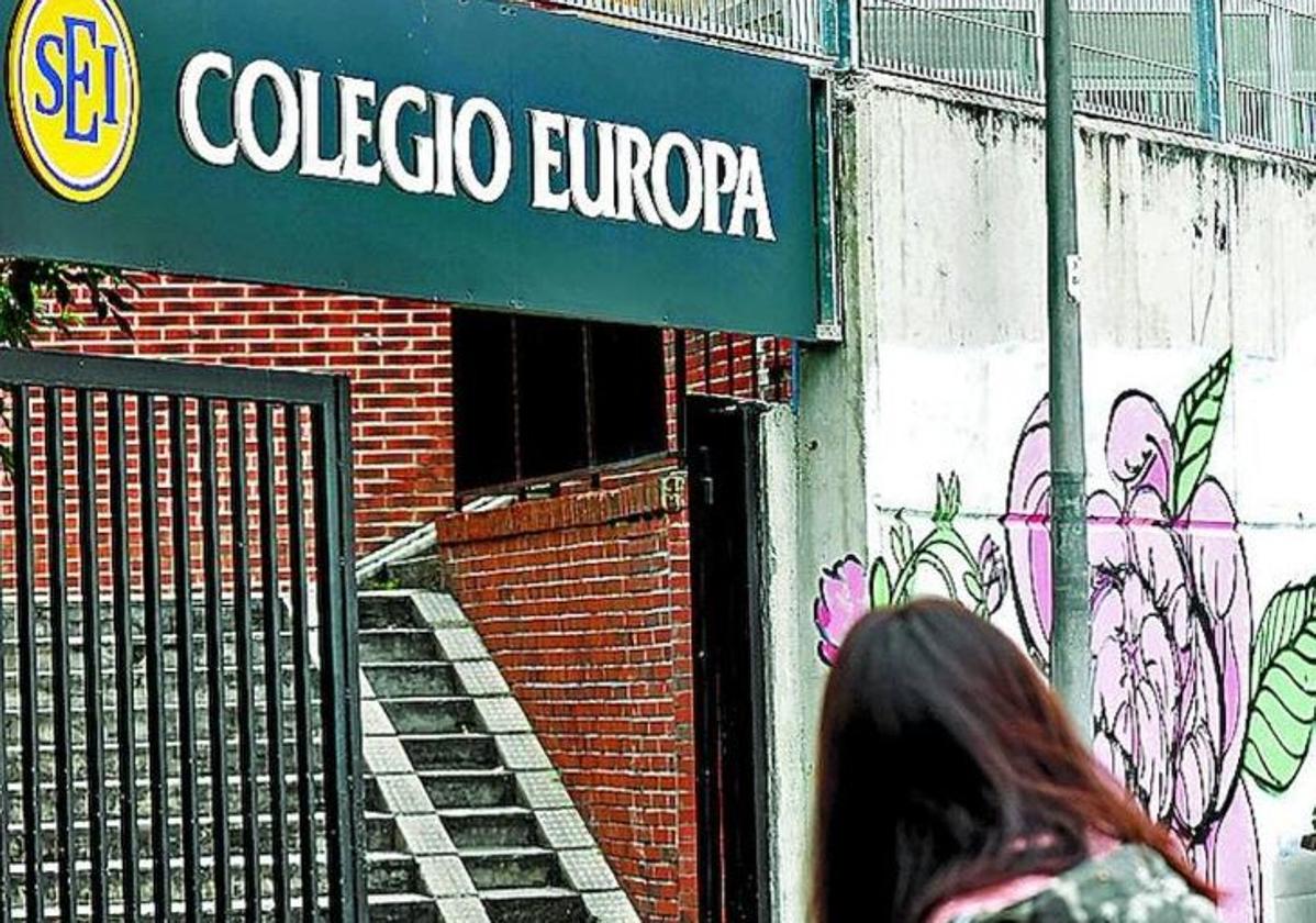 Acceso al Colegio Europa.